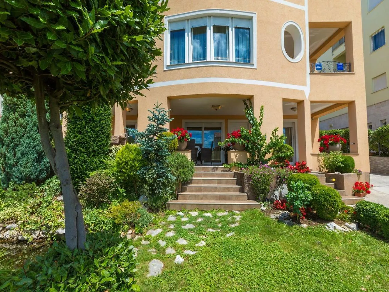Apartments Pekera