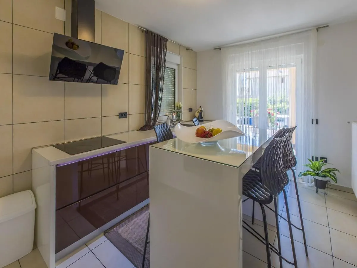 Apartments Pekera 0*, Selce